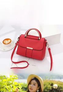Détail d'un sac à main rouge en cuir synthétique avec finitions dorées et rivets