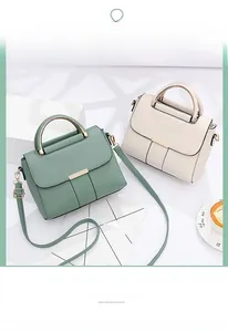 Détail de sacs à main en cuir élégants avec poignées en anneau et fermoir doré