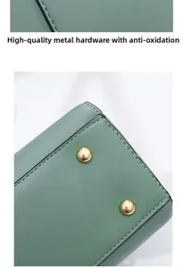 Détail de la texture cuir vert pois avec quincaillerie dorée antioxydante et fermoir magnétique