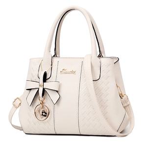 Sac à main élégant en similicuir blanc avec breloque nœud et finitions métalliques dorées