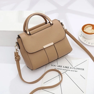 Sac à main minimaliste en cuir beige avec poignée en métal et bandoulière réglable