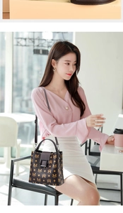 Sac seau monogramme classique marron foncé avec bandoulière élégante et poignée