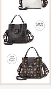 Trois sacs seau montrant des couleurs contrastées et motifs monogrammes avec sangles
