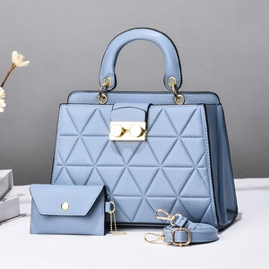 Sac fourre-tout bleu clair avec matelassage triangulaire et fermoir doré rond