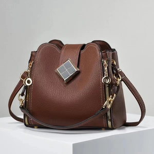 Sac seau en cuir grainé marron foncé avec détails dorés et bords ondulés