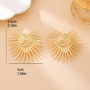 Orecchini a rosa dorata con raggiera, dimensioni 5,5 cm altezza e 5 cm larghezza