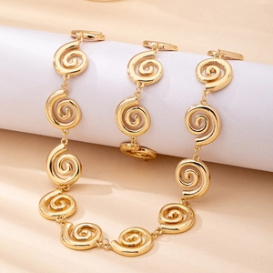 Collier minimaliste en or avec des maillons métalliques en spirale abstraite