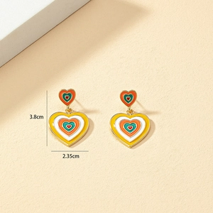 Boucles d'oreilles cœur multicouches colorées avec finition émail dans un style vintage
