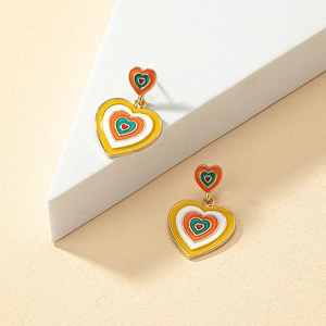 Boucles d'oreilles cœur multicouches colorées en émail vibrant et fini doré
