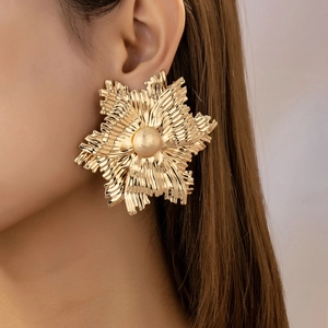 Big Flower Stud Earrings Exaggerated 3D Textured Alloy Gold Tone Retro Fashion Accessory For Women With Stainless Steel Earring Post
