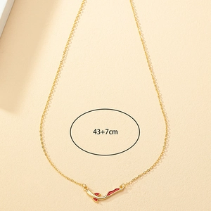 Collier baleine émaillé doré avec détails rouges et chaîne de 43+7cm pour chandail