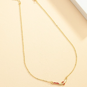 Détail du collier baleine doré avec pendentif carpe koi en émail rouge et fermoir mousqueton