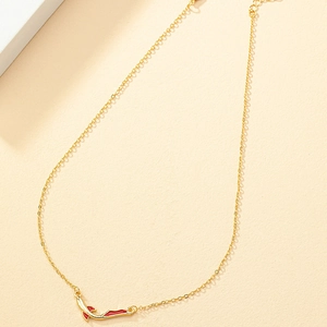 Collier pendentif baleine émaillée dorée avec finition huile rouge pour un style chic