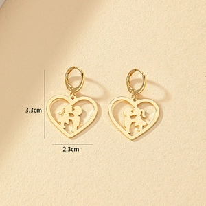 Golden heart-shaped dangle earrings featuring kissing couple silhouette, size 3.3x2.3cm
