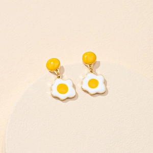 Boucles d'oreilles émaillées minimalistes en forme d'œuf sur le plat avec perles