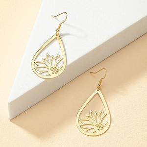 Boucles d'oreilles gouttes dorées avec motif tournesol évidé au style élégant