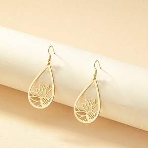 Boucles d'oreilles dorées en forme de goutte avec motifs ajourés de tournesol