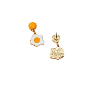 Boucles d'oreilles émaillées œuf au plat avec métal doré poli et vue arrière texturée