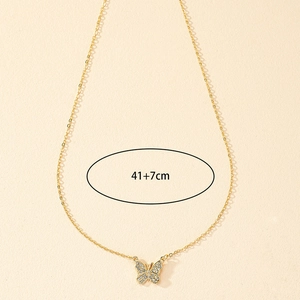 Détail du collier papillon doré montrant la chaîne de 41cm et l'extension de 7cm