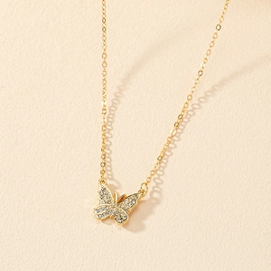 Collier élégant avec pendentif papillon doré et incrustation de zircone pour femme