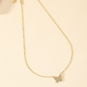 Collier papillon doré élégant avec pierres en zircon étincelantes sur fond mat