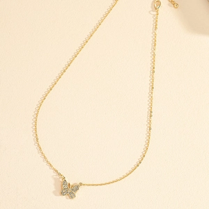 Élégant collier pendentif papillon doré avec cristaux blancs étincelants sur chaîne fine