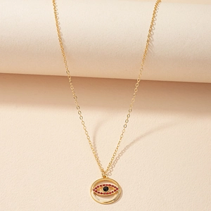 Détail du collier Evil Eye doré orné de cristaux rouges et d'une pierre noire