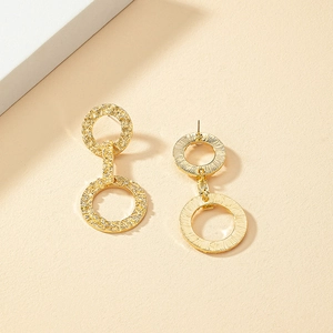 Boucles d'oreilles dorées style français à texture martelée et forme géométrique
