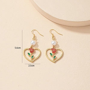 Orecchini vintage a cuore con rosa rossa e perle, design a goccia dorata da 5,6 cm