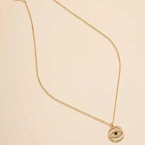 Collier doré avec pendentif œil maléfique serti d'une pierre noire et de strass blancs