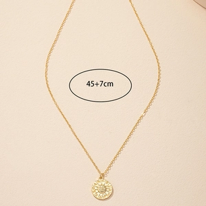 Dettaglio del ciondolo a moneta d'oro con sole e simboli zodiacali e catena 45+7cm