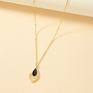 Collana dorata con ciondolo geometrico a goccia e inserto in smalto nero elegante