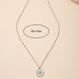 Dettaglio macro della collana sole argento con misura della catena di 45+7cm