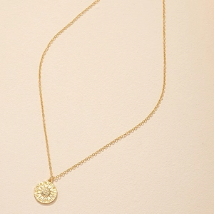 Collana con moneta sole dorata con simboli zodiacali e catena a maglie sottili