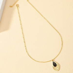 Collana con ciondolo a goccia dorata e smalto nero con catena a maglie sottili