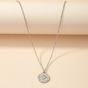 Collana vintage d'argento con medaglione sole e dodici segni zodiacali su sfondo rosa