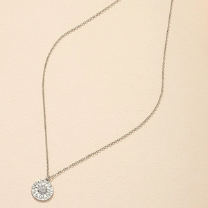 Collana con medaglia sole in argento e simboli zodiacali su una catena sottile
