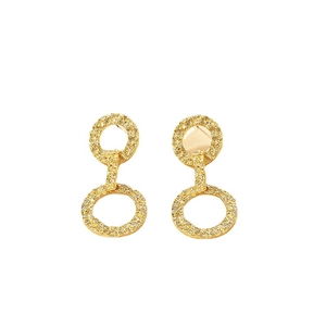 Boucles d'oreilles créoles dorées style français avec texture martelée et design géométrique