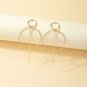 Detailansicht langer geometrischer Goldkreis-Ohrringe mit vertikalem Metallstab-Anhänger