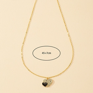 Dettaglio della collana con doppio cuore, strass e specifica lunghezza di 45+7cm