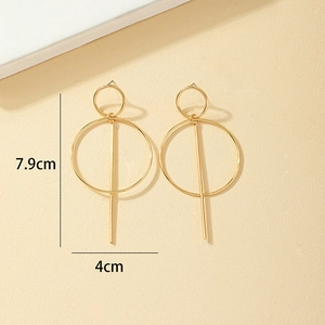Detaillierte Größenansicht minimalistischer goldener Ohrringe mit Maßen von 7,9 cm x 4 cm