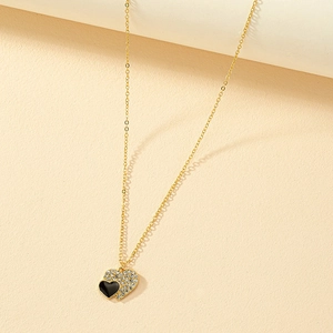 Collana dorata a doppio cuore con cristalli scintillanti e ciondolo in smalto nero