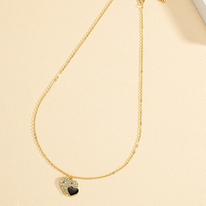 Collana a cuore dorata con strass scintillanti e pendente a cuore in smalto nero