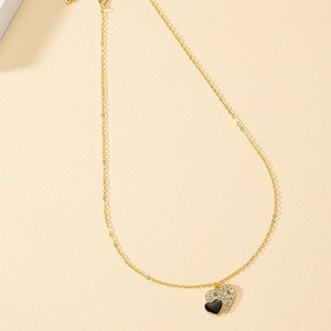 Collana a catena dorata con pendente a doppio cuore in smalto nero e zirconi bianchi