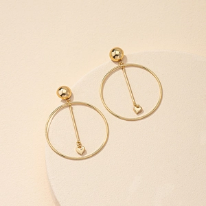 Boucles d'oreilles créoles cœur dorées minimalistes sur support d'exposition