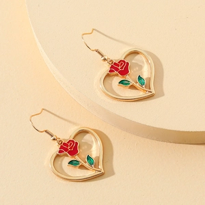 Elegante vergoldete Herzohrringe mit rotem Rosenemaille-Inlay für einen Vintage-Look