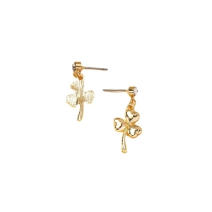 Boucles d'oreilles trèfle doré avec clous en cristal, vues de face et de dos