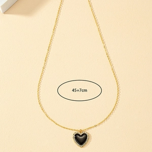 Detail der Herz-Halskette mit schwarzer Emaille, Kristallrand und 45+7cm Goldkette