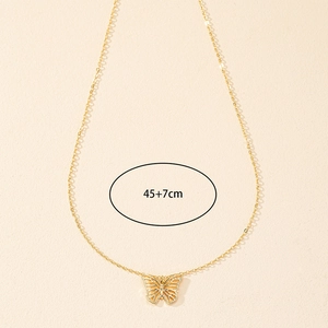 Dettaglio della collana con ciondolo a farfalla dorata e misura della catena 45+7cm