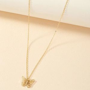 Collana minimalista dorata con ciondolo a farfalla traforata e catena sottile fine